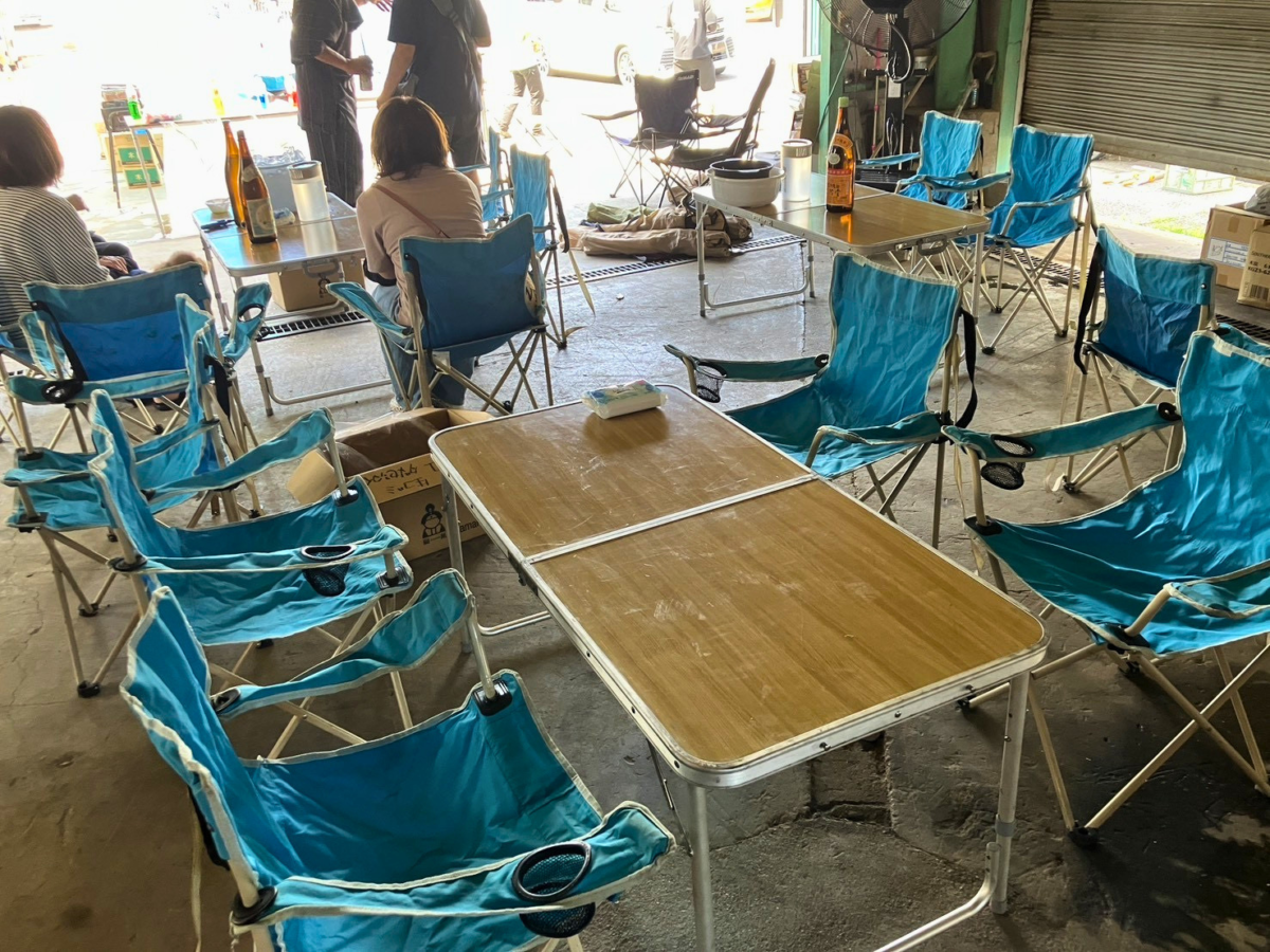 屋根付きのスペースに置かれたテーブルで、快適にバーベキューができる